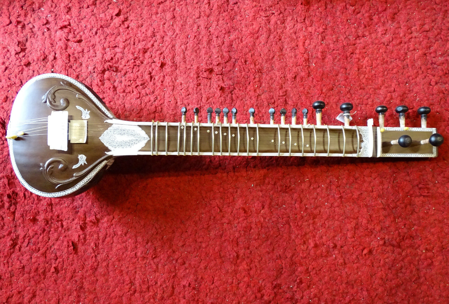 SITAR INDIEN avec Tumba, modèle neuf, prêt à jouer, livrer avec housse. 11 cordes sympathique + 7 de jeux, métaphysique !!!