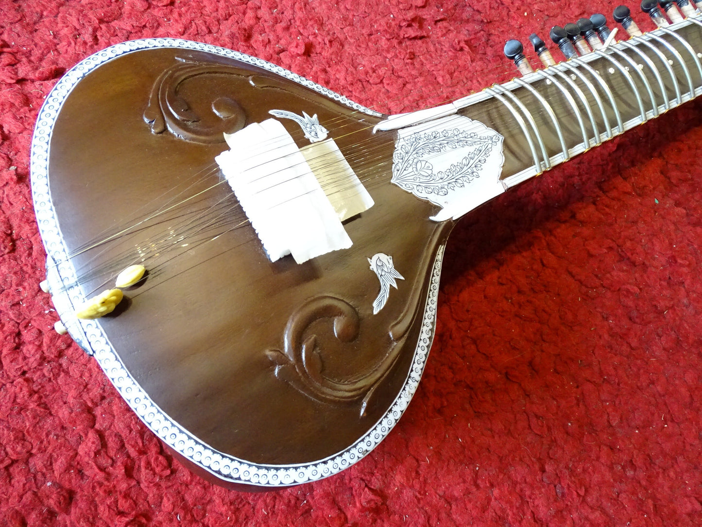 SITAR INDIEN avec Tumba, modèle neuf, prêt à jouer, livrer avec housse. 11 cordes sympathique + 7 de jeux, métaphysique !!!