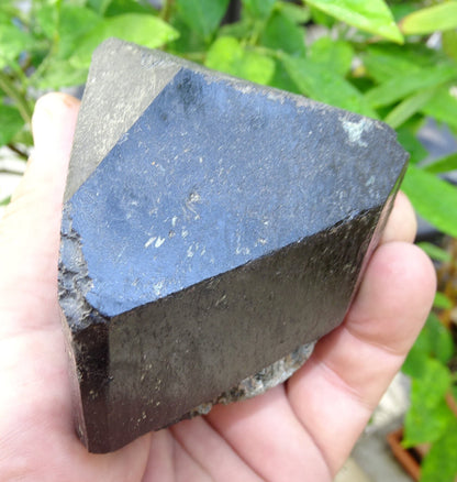 Black tourmaline, natural 3-sided specimen measuring 80 x 65 x 70 mm - 555 grams. A very beautiful and unique piece! 
