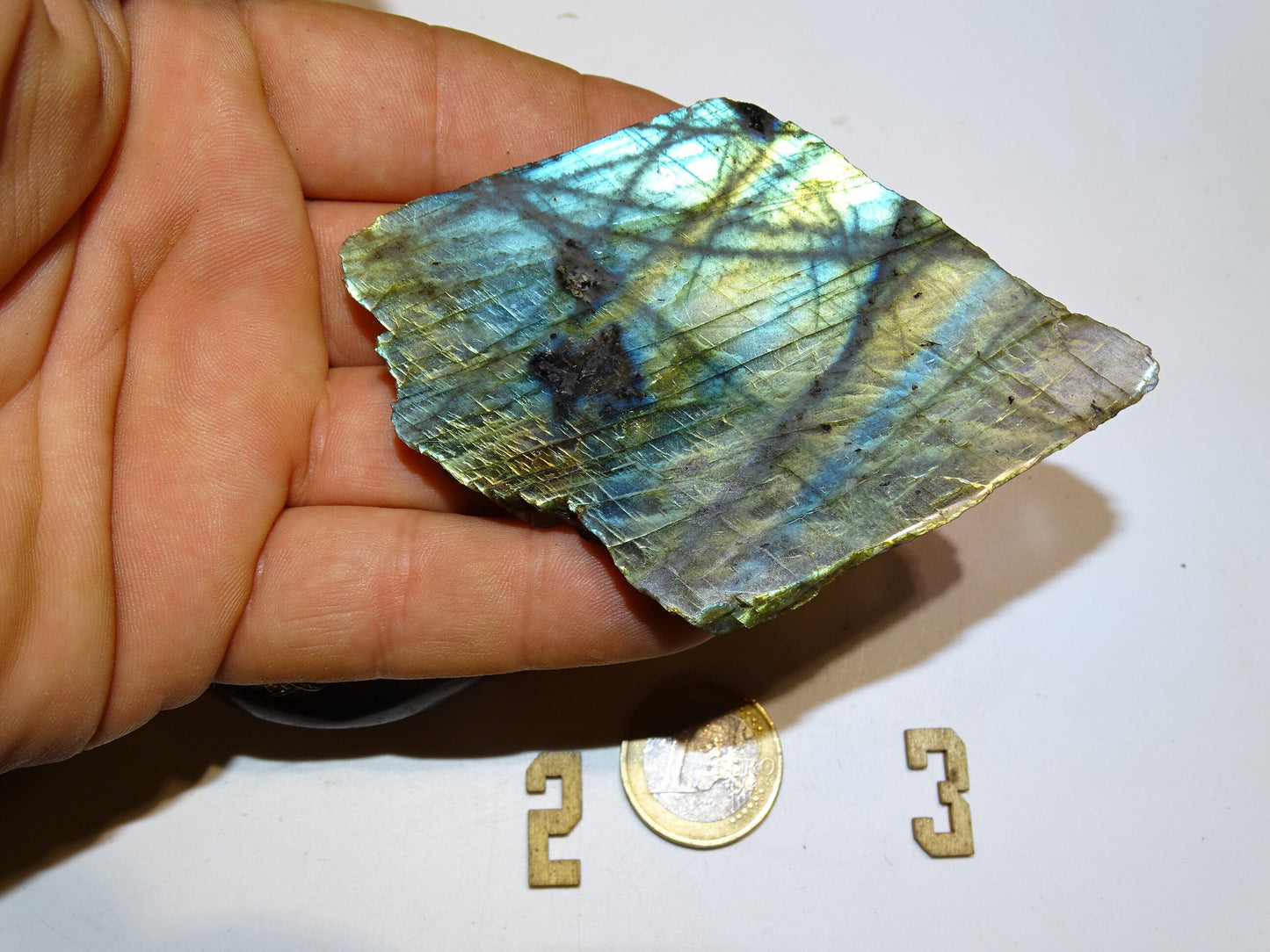 Labradorite, 2 pierres plates XL, modèles au choix, environ 100 x 65 x 23 mm - 225 grammes environ + 1 morceau brut 1 face polie. Très belle qualité, des reflets hologramme incroyable !