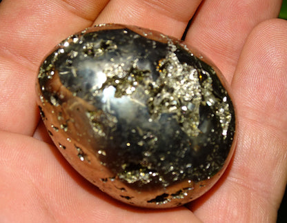 Sélection d'oeufs en pyrite et chalcopyrite, de 45 à 146 grammes, de 30 à 47 millimètres de diamètre. Très belle qualité, parfait pour la lithothérapie, collection, exposition...!