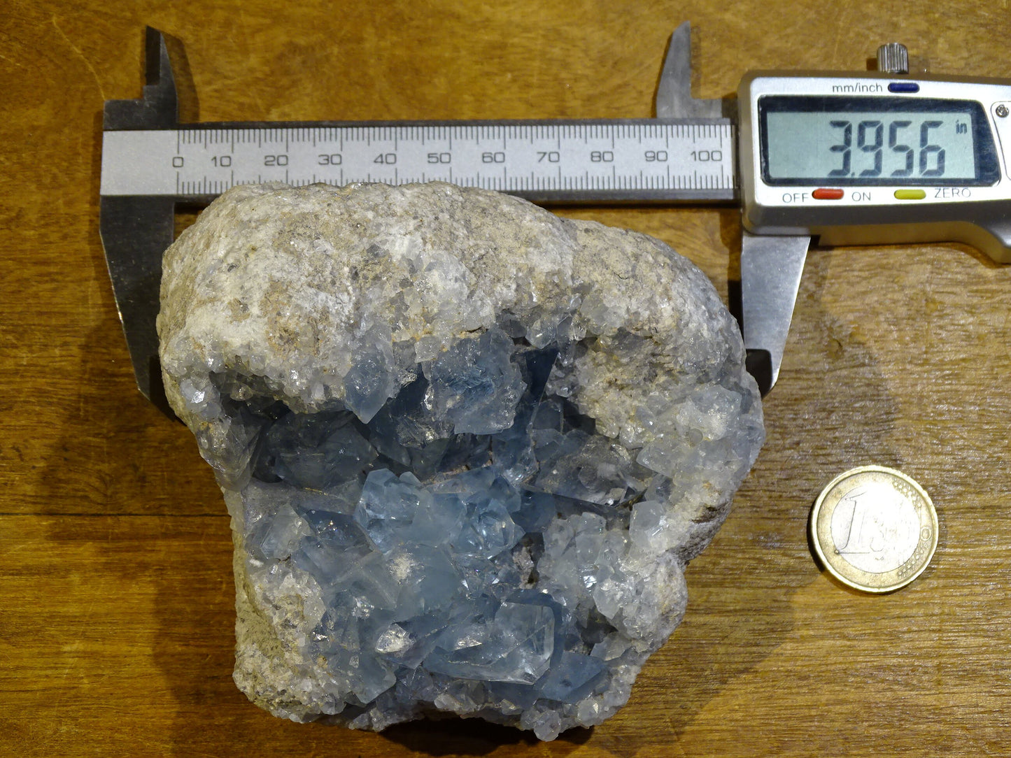 Célestite/ Célestine ou Quartz Bleu, géode de 817 grammes, 105 x 95 x 60 millimètres. Superbe qualité, parfait pour vos collections, expositions...