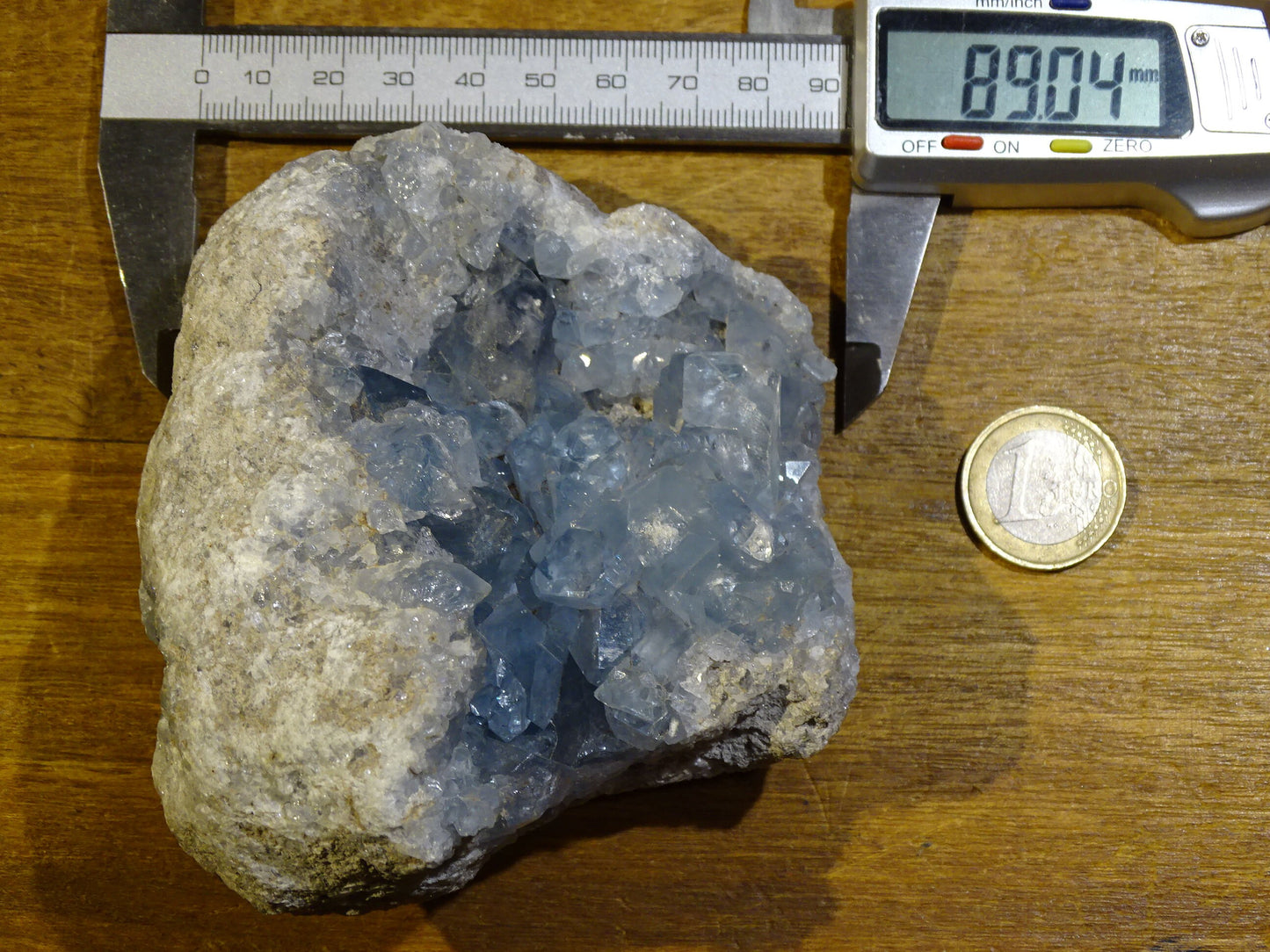 Célestite/ Célestine ou Quartz Bleu, géode de 817 grammes, 105 x 95 x 60 millimètres. Superbe qualité, parfait pour vos collections, expositions...