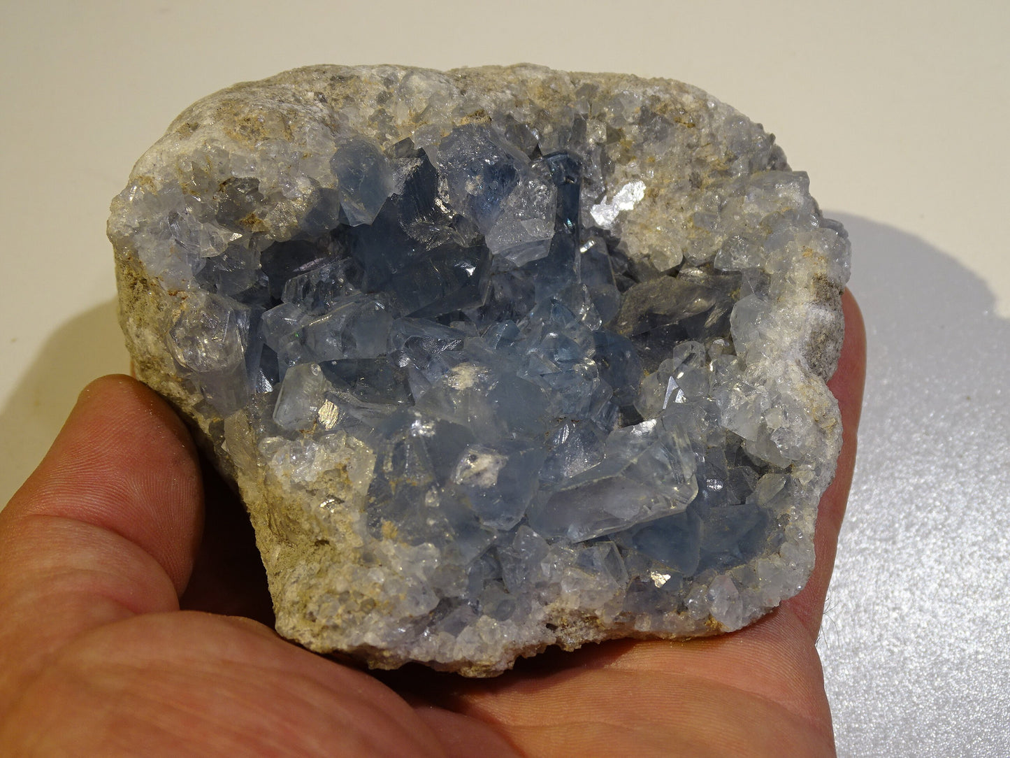 Célestite/ Célestine ou Quartz Bleu, géode de 817 grammes, 105 x 95 x 60 millimètres. Superbe qualité, parfait pour vos collections, expositions...