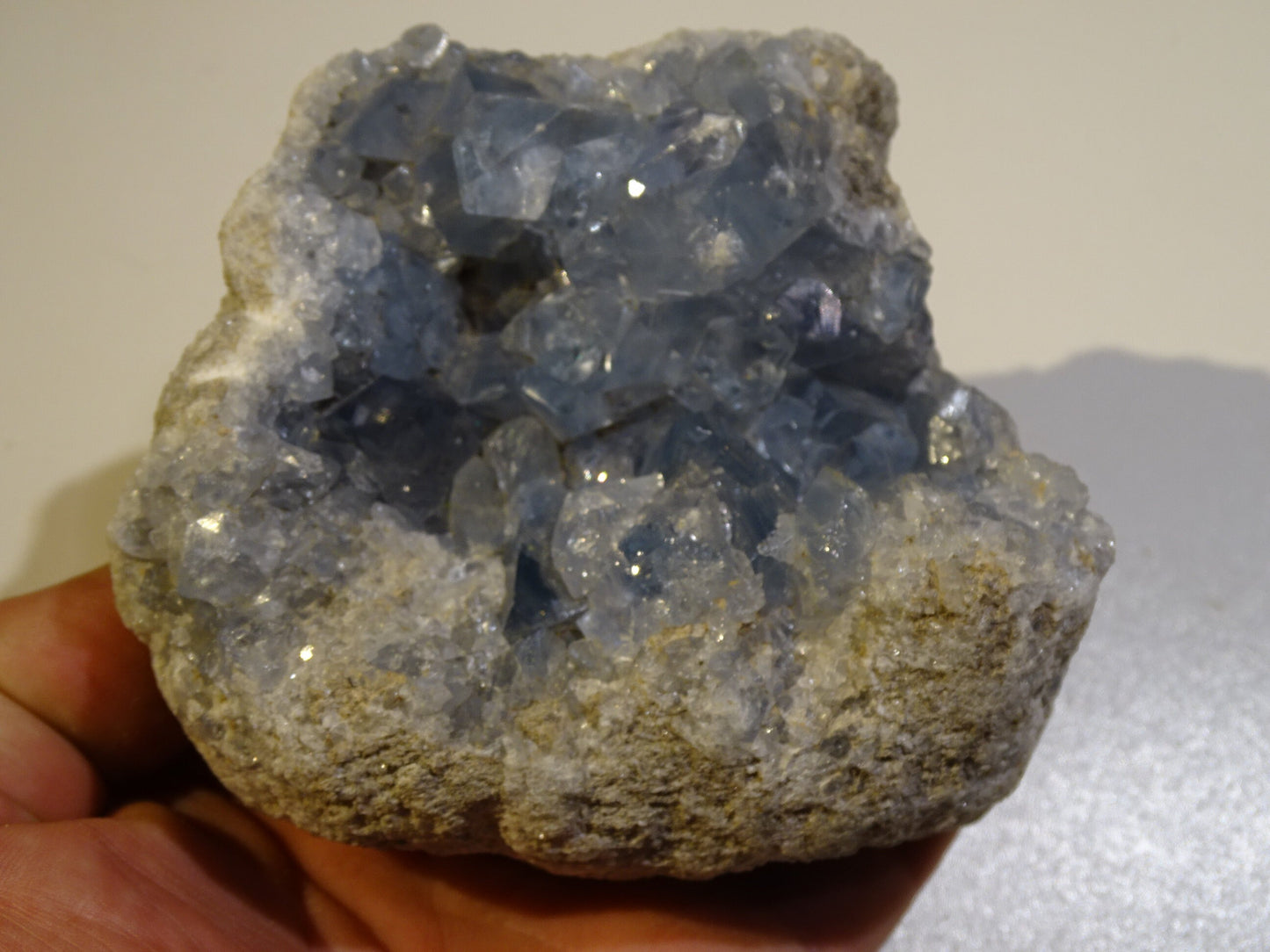 Célestite/ Célestine ou Quartz Bleu, géode de 817 grammes, 105 x 95 x 60 millimètres. Superbe qualité, parfait pour vos collections, expositions...