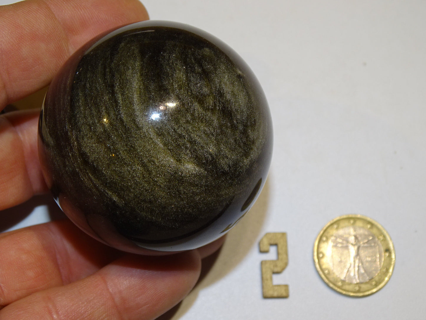 Sélection de 2 sphères en Obsidienne doré, de 53 et 56  millimètres - 130 et 160 grammes. Une pierre naturellement belle ! Parfait pour la lithothérapie, collection, exposition...!