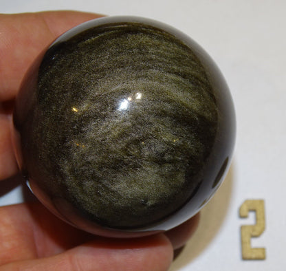 Sélection de 2 sphères en Obsidienne doré, de 53 et 56  millimètres - 130 et 160 grammes. Une pierre naturellement belle ! Parfait pour la lithothérapie, collection, exposition...!