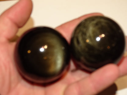 Sélection de 2 sphères en Obsidienne doré, de 53 et 56  millimètres - 130 et 160 grammes. Une pierre naturellement belle ! Parfait pour la lithothérapie, collection, exposition...!