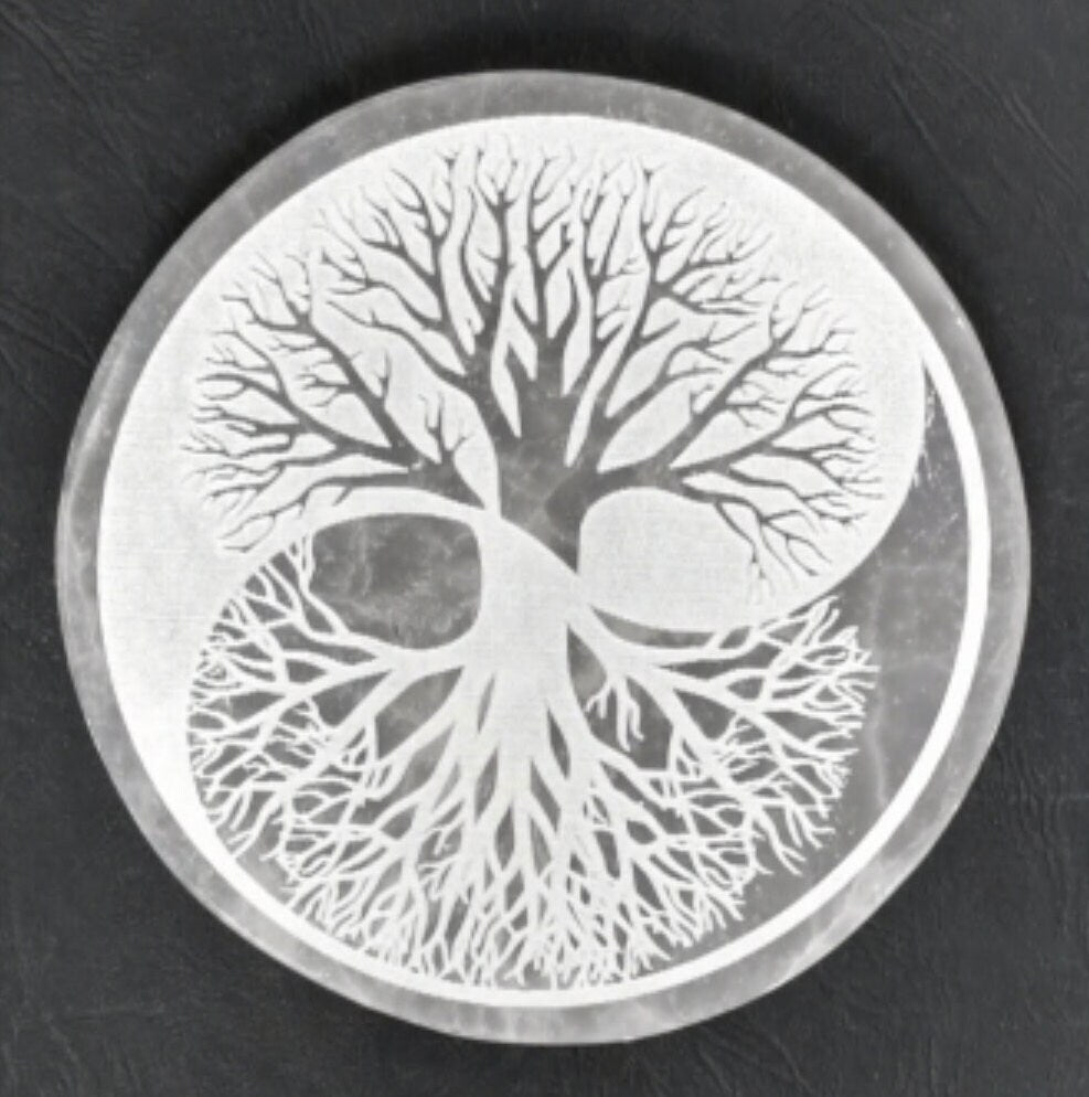 Disques/ Plateaux en Sélénite avec Arbre ou fleur de Vie / Yin Yang / Horoscope/ Métatron. 2 tailles au choix : 10 ou 15 cm. Parfait pour recharger les minéraux, en décoration...