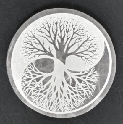 Disques/ Plateaux en Sélénite avec Arbre ou fleur de Vie / Yin Yang / Horoscope/ Métatron. 2 tailles au choix : 10 ou 15 cm. Parfait pour recharger les minéraux, en décoration...