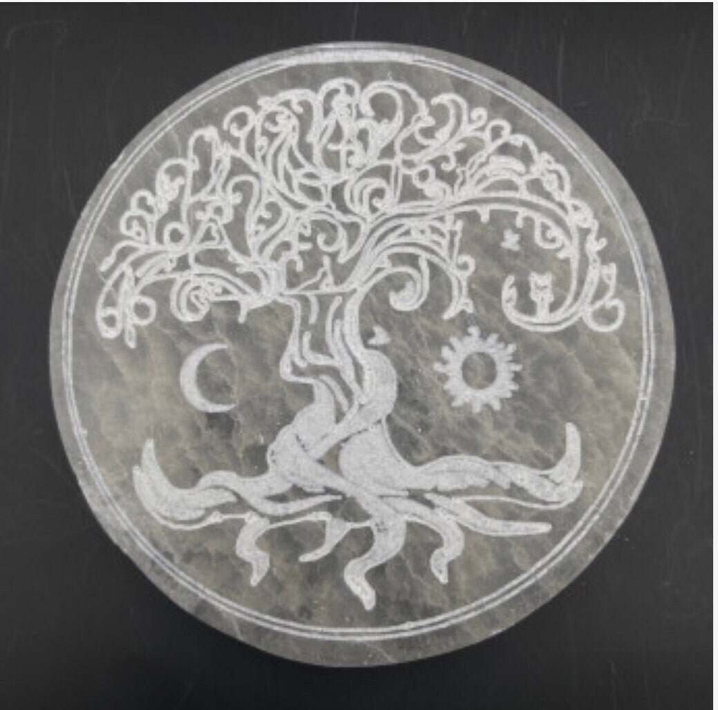 Disques/ Plateaux en Sélénite avec Arbre ou fleur de Vie / Yin Yang / Horoscope/ Métatron. 2 tailles au choix : 10 ou 15 cm. Parfait pour recharger les minéraux, en décoration...
