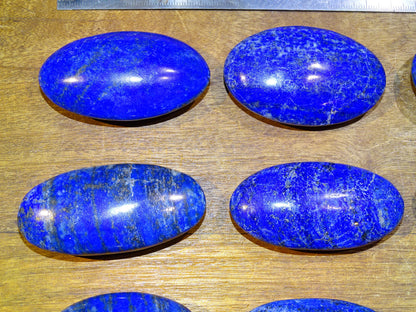Lapis lazuli, Sélection de galets  au choix, de 6x4x1,5 cm. Format adéquat pour massages. Un bleu envoûtant et fascinant, pierre des pharaons !