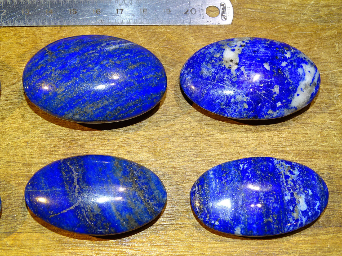 Lapis lazuli, Sélection de galets  au choix, de 6x4x1,5 cm. Format adéquat pour massages. Un bleu envoûtant et fascinant, pierre des pharaons !