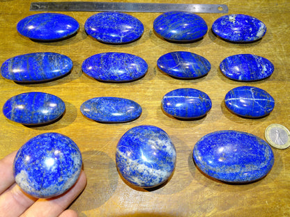 Lapis lazuli, Sélection de galets  au choix, de 6x4x1,5 cm. Format adéquat pour massages. Un bleu envoûtant et fascinant, pierre des pharaons !