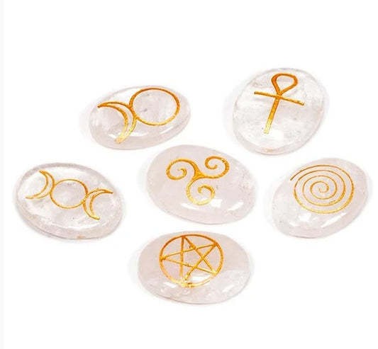 Set of 6 'Wicca' stones made of rock crystal/quartz, measuring 3.3 x 2.3 cm/120 grams. With engraved symbols in 'Gold' colors... Sold with a felt cover, perfect! 