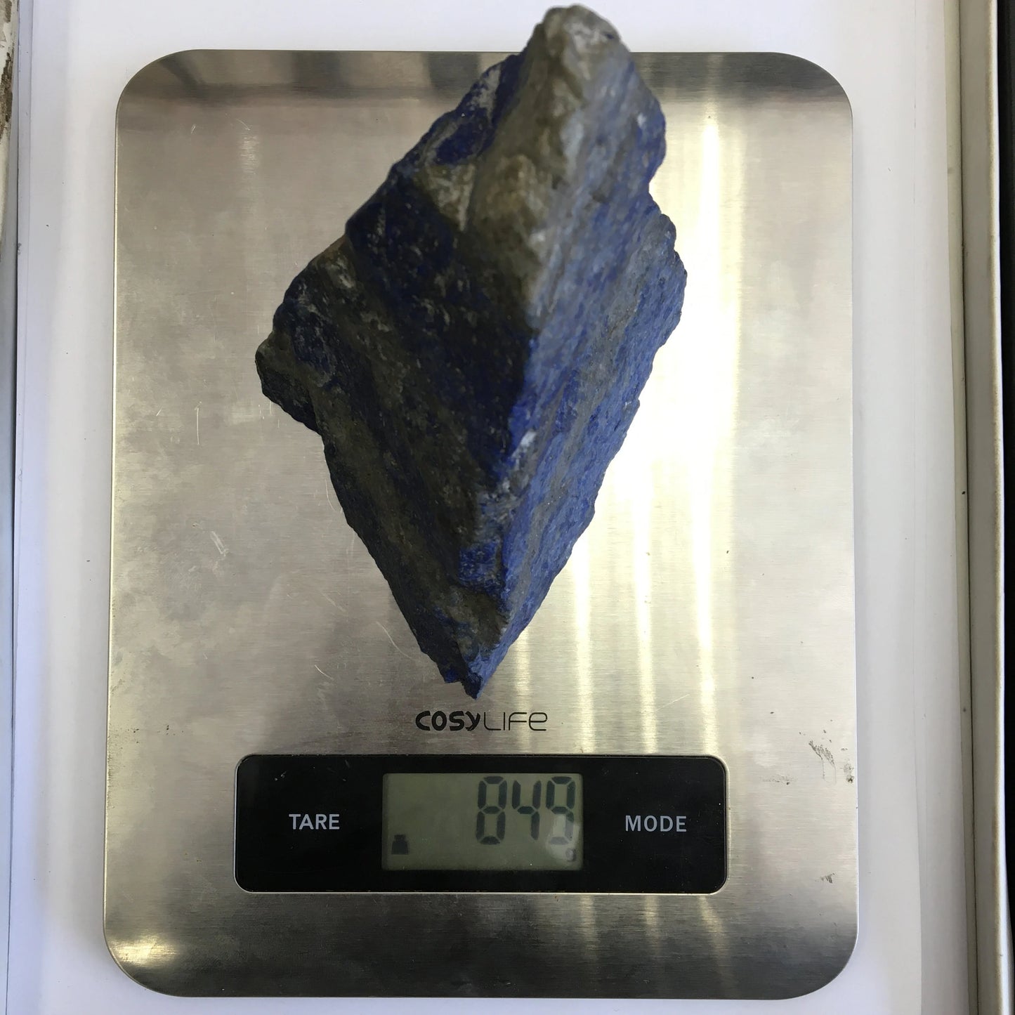 Lapis lazuli, spécimen brut de 152 x108 x 85 mm - 849 grammes. Un bleu envoûtant et fascinant, pierre des pharaons !