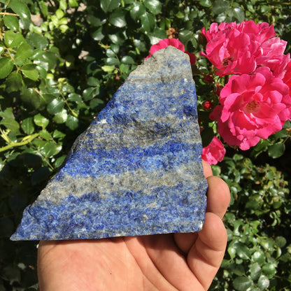Lapis lazuli, spécimen brut de 152 x108 x 85 mm - 849 grammes. Un bleu envoûtant et fascinant, pierre des pharaons !