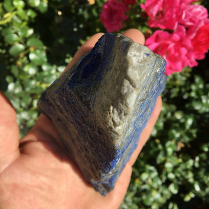 Lapis lazuli, spécimen brut de 152 x108 x 85 mm - 849 grammes. Un bleu envoûtant et fascinant, pierre des pharaons !