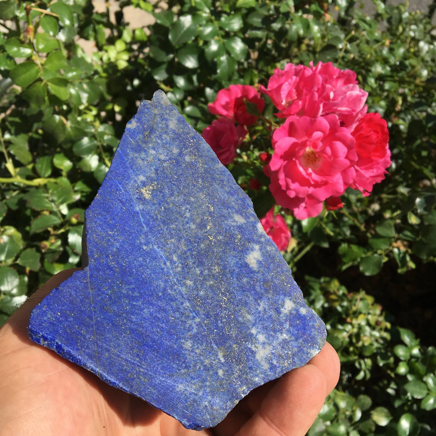 Lapis lazuli, spécimen brut de 152 x108 x 85 mm - 849 grammes. Un bleu envoûtant et fascinant, pierre des pharaons !