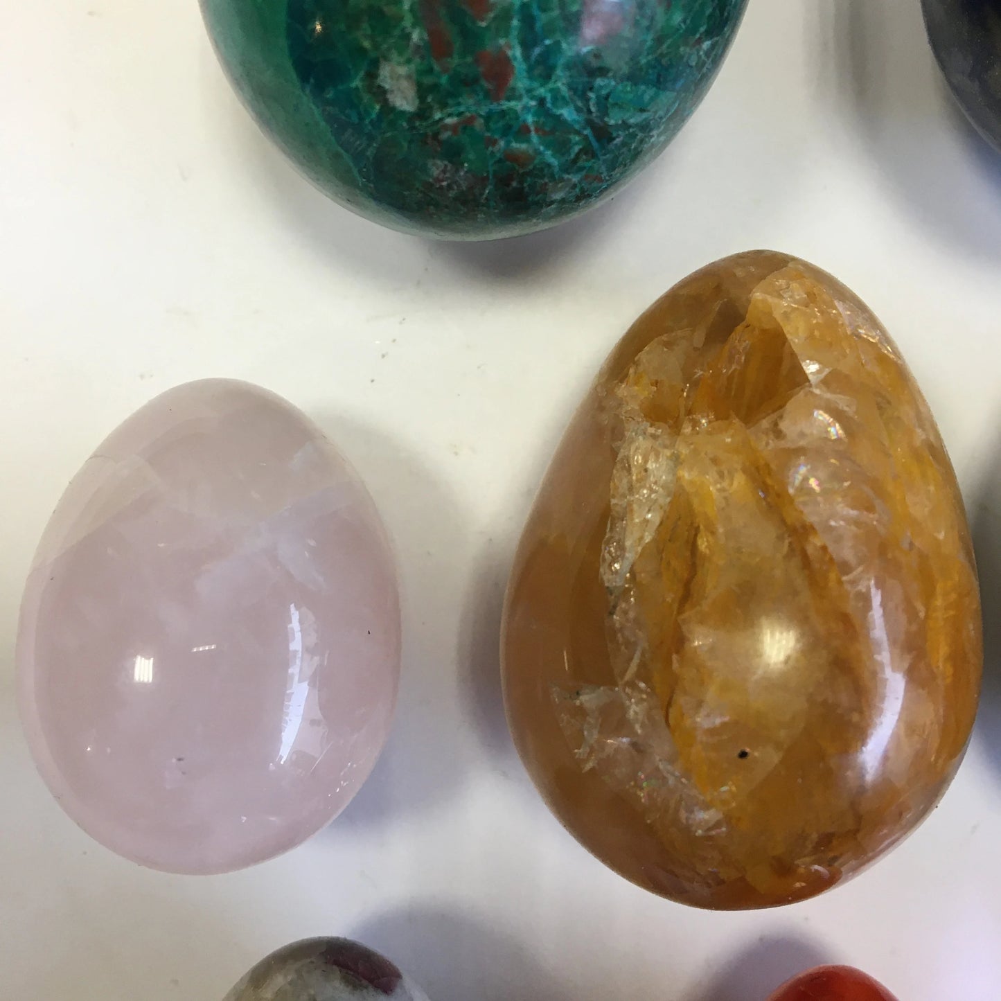 Sélection d'oeufs en pierres, de 30 à 90 grammes, 3 à 6 centimètres de diamètre. Très belle qualité, parfait pour la lithothérapie, collection, exposition... !