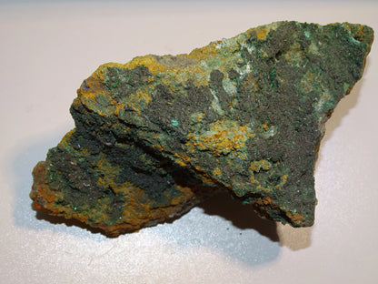 Brochantite, spécimen naturel brut de 160 x 90 x 90 mm - 872 grammes !