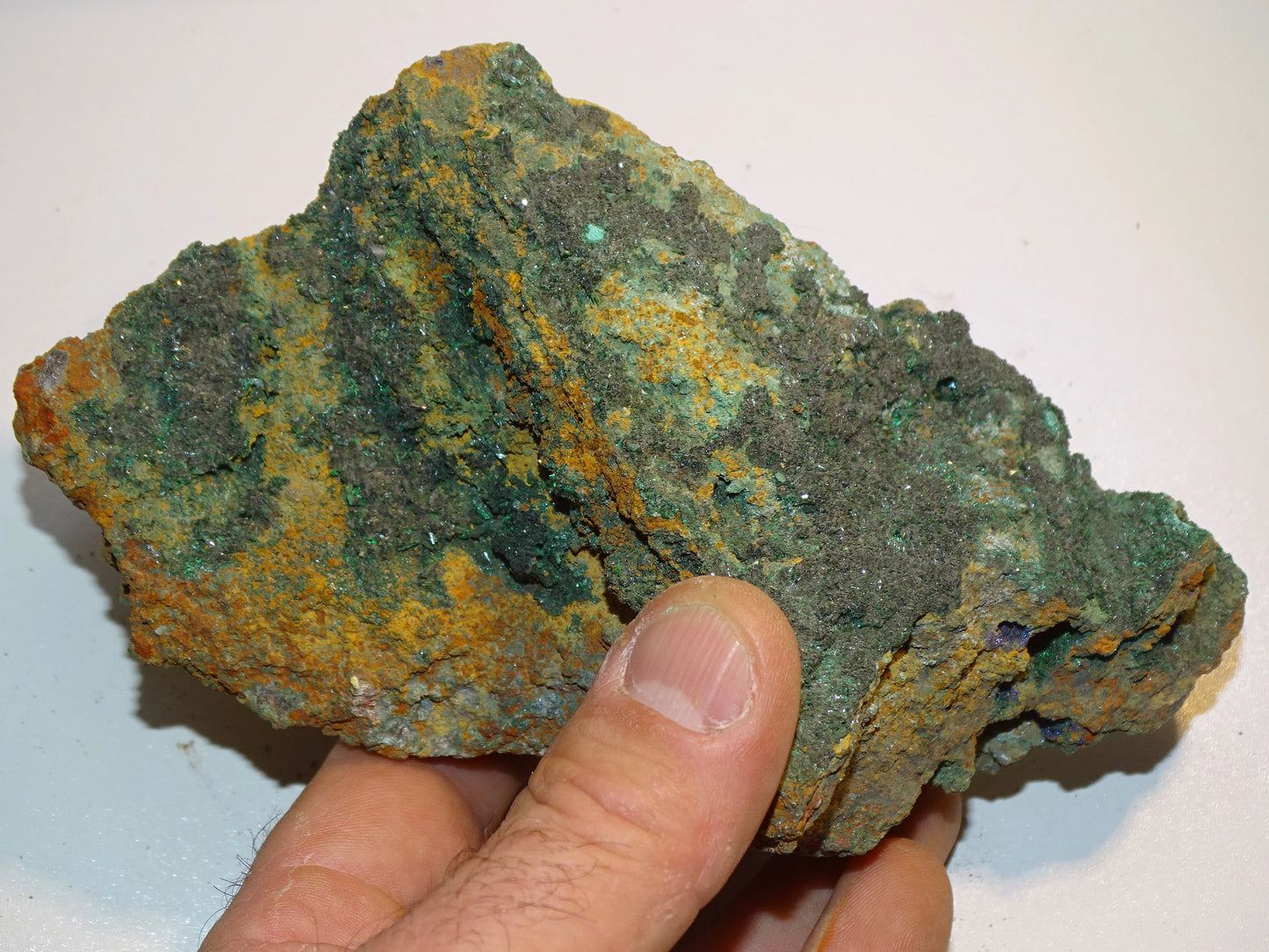 Brochantite, spécimen naturel brut de 160 x 90 x 90 mm - 872 grammes !