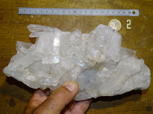 Druse ou Macle en quartz/ Cristal de roche naturel de 21 L x 11 l x 9 cm hauteur - 1150 grammes. Magnifique spécimen avec un gros cristal dressé en avant !