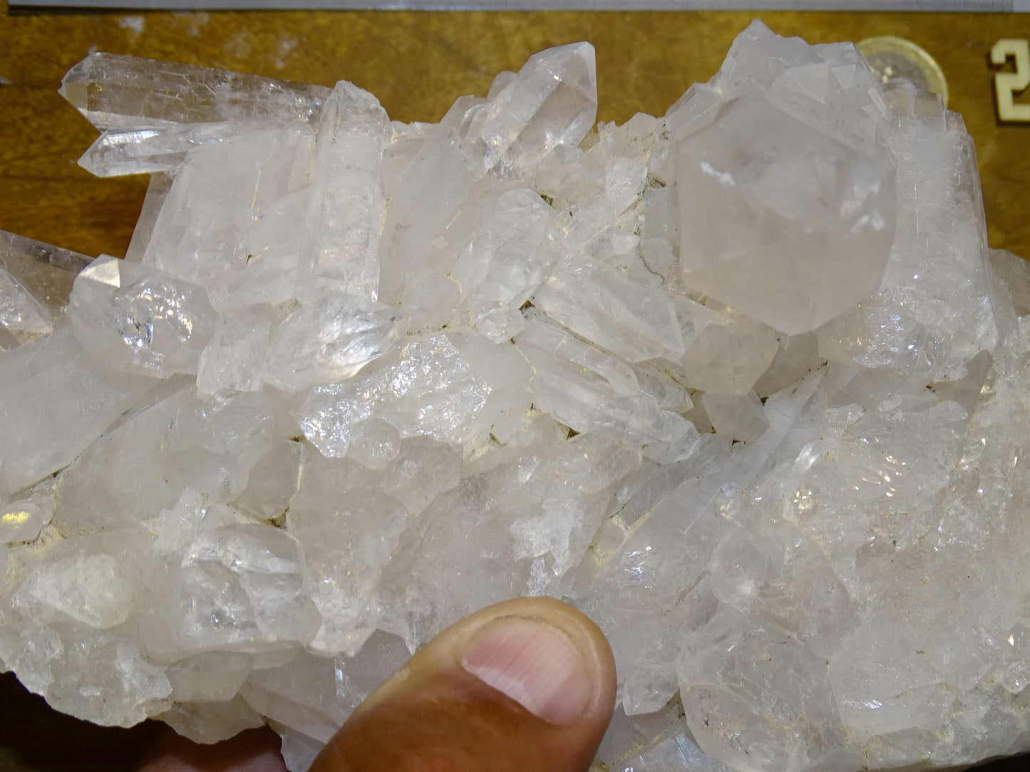 Druse ou Macle en quartz/ Cristal de roche naturel de 21 L x 11 l x 9 cm hauteur - 1150 grammes. Magnifique spécimen avec un gros cristal dressé en avant !