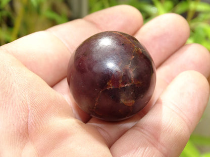 Sélection de sphères en Grenat Almandin de 2,7 à 4,5 centimètres. Parfait pour la lithothérapie, collection, exposition...!
