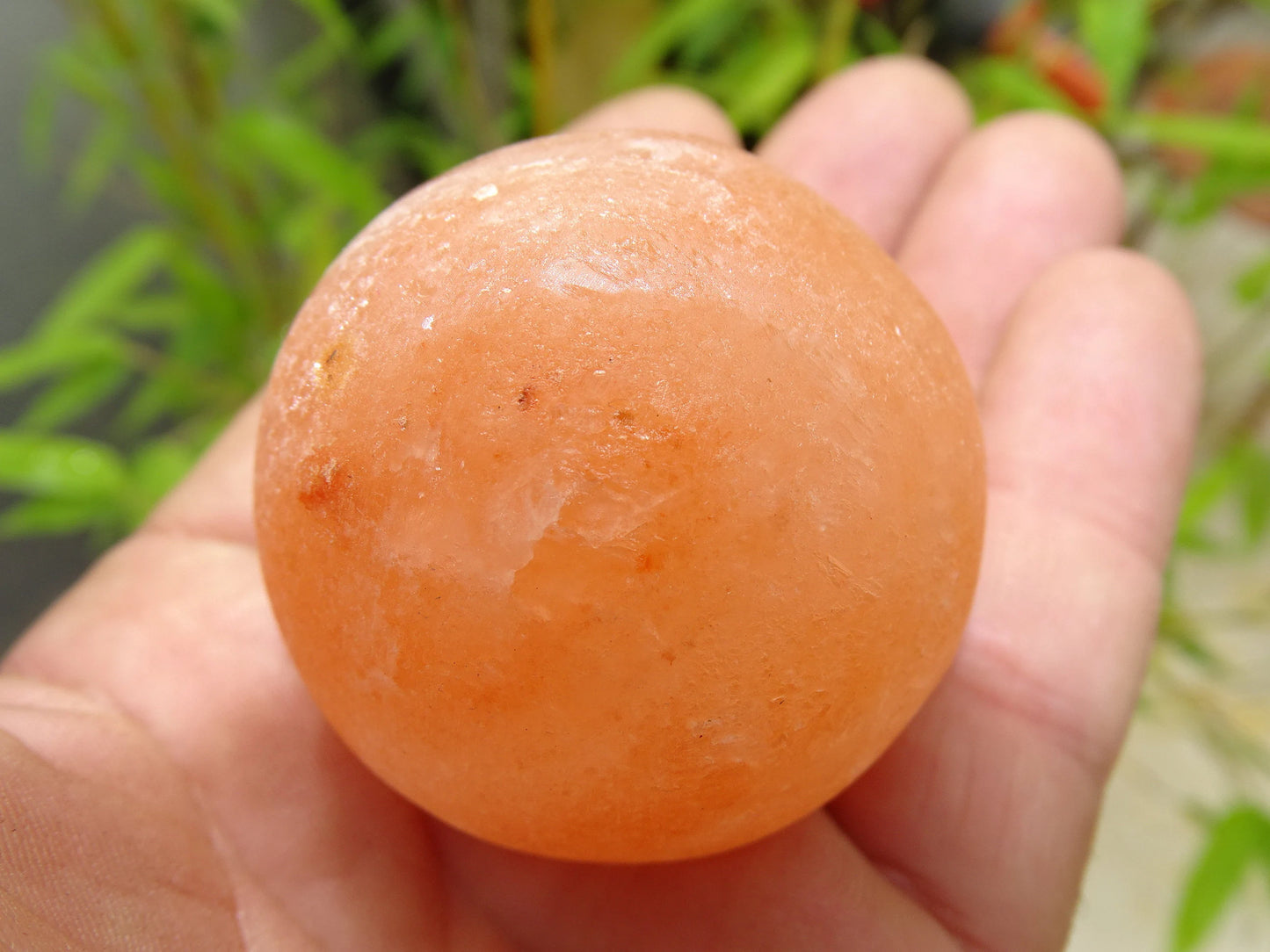 Sélection de sphères en sel rose de l'Himalaya, de 3 ou 4,5 centimètres. Vente à l'unité ou par lot de 10 !