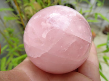 Sphère en Quartz Rose, de 50 et 90 millimètres, de 205 à 1000 grammes. une pierre douce et lumineuse ! Parfait pour la lithothérapie, collection, exposition...!