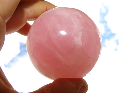Sphère en Quartz Rose, de 50 et 90 millimètres, de 205 à 1000 grammes. une pierre douce et lumineuse ! Parfait pour la lithothérapie, collection, exposition...!