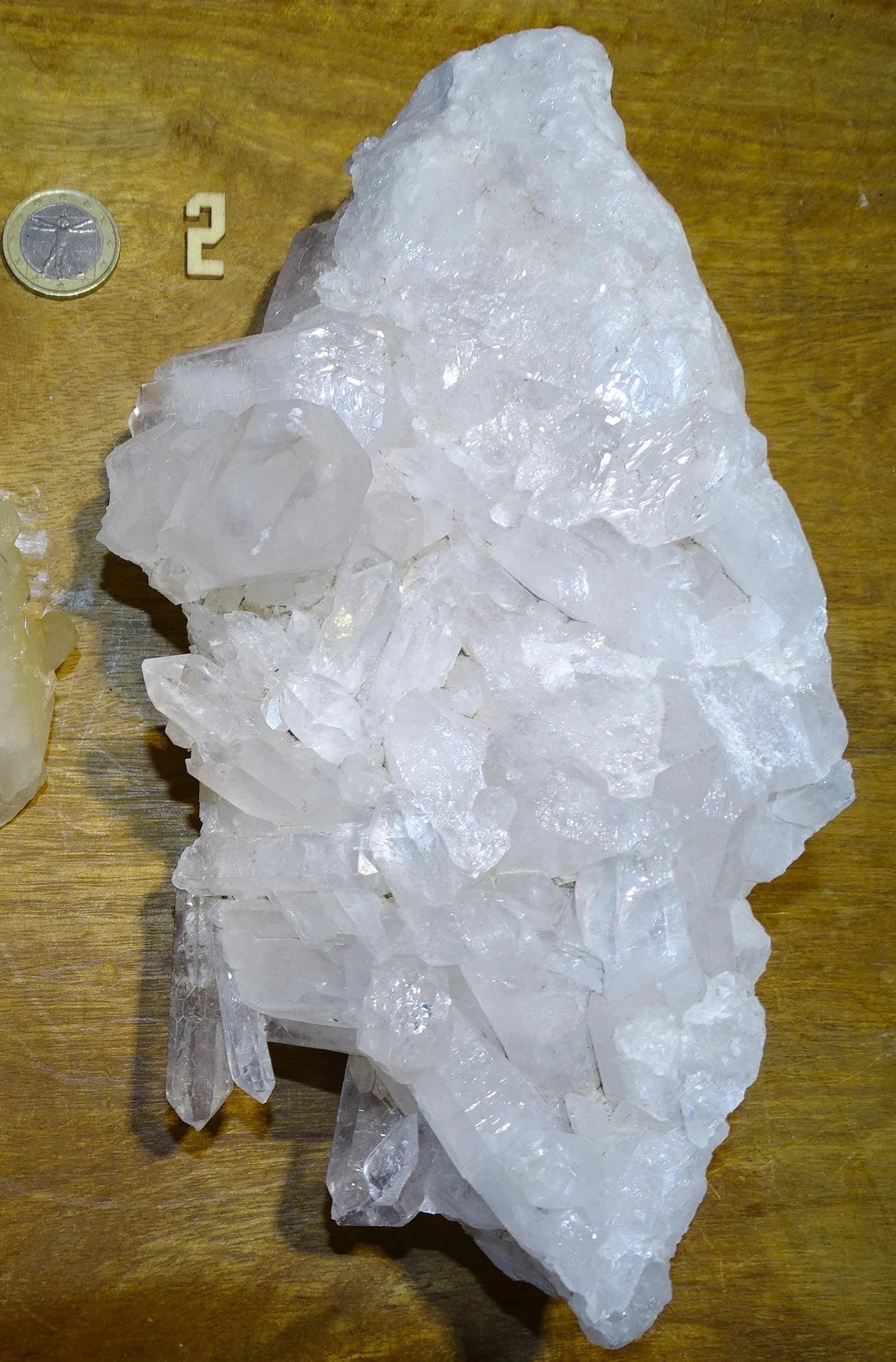 Druse ou Macle en quartz/ Cristal de roche naturel de 21 L x 11 l x 9 cm hauteur - 1150 grammes. Magnifique spécimen avec un gros cristal dressé en avant !