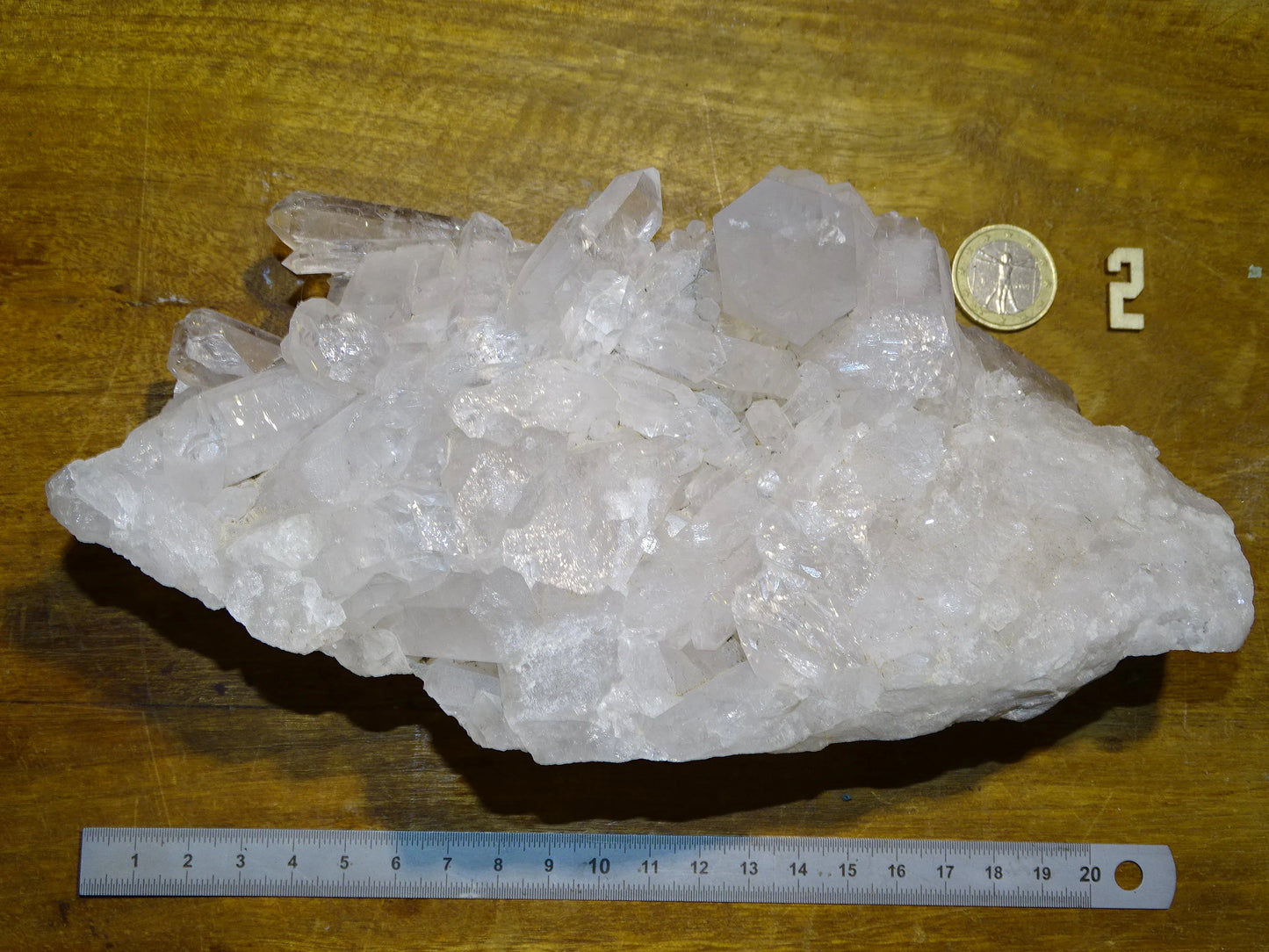 Druse ou Macle en quartz/ Cristal de roche naturel de 21 L x 11 l x 9 cm hauteur - 1150 grammes. Magnifique spécimen avec un gros cristal dressé en avant !
