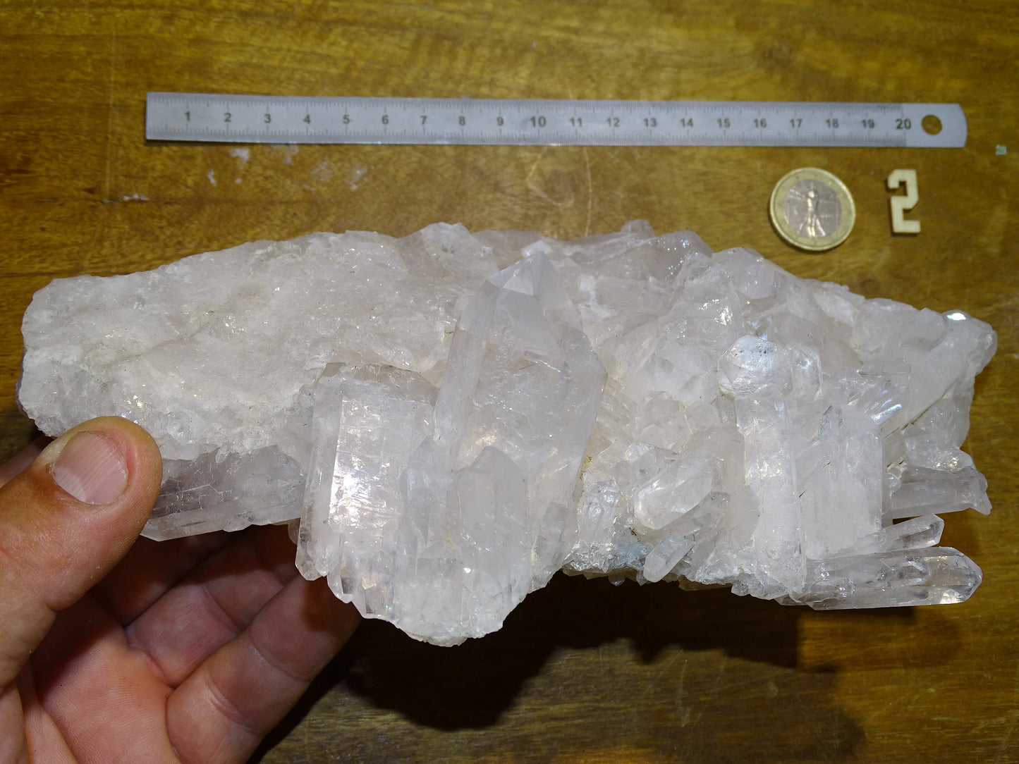 Druse ou Macle en quartz/ Cristal de roche naturel de 21 L x 11 l x 9 cm hauteur - 1150 grammes. Magnifique spécimen avec un gros cristal dressé en avant !