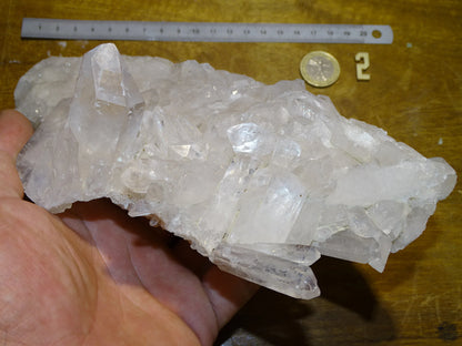Druse ou Macle en quartz/ Cristal de roche naturel de 21 L x 11 l x 9 cm hauteur - 1150 grammes. Magnifique spécimen avec un gros cristal dressé en avant !