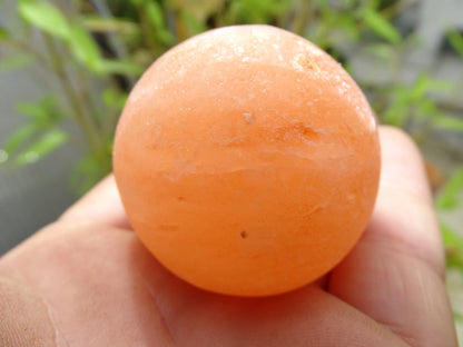 Sélection de sphères en sel rose de l'Himalaya, de 3 ou 4,5 centimètres. Vente à l'unité ou par lot de 10 !