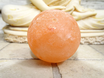 Sélection de sphères en sel rose de l'Himalaya, de 3 ou 4,5 centimètres. Vente à l'unité ou par lot de 10 !