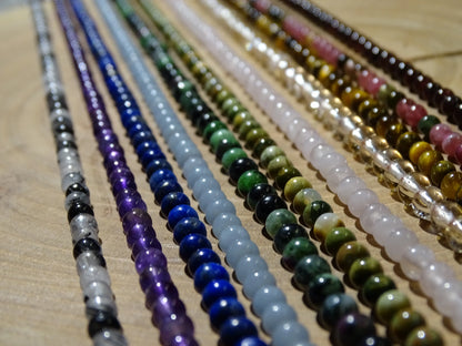 Concept de colliers de 50cm qui se plie en 3 pour faire un bracelet de 3 rangs. Perles de 4, 6 ou 8 mm.Trés ingénieux concept 'fait main' par Gem & Zen. Monté sur élastique de haute résistance, trés bonne qualité de perlage, parfait !