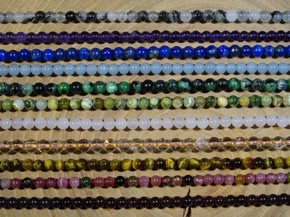 Concept de colliers de 50cm qui se plie en 3 pour faire un bracelet de 3 rangs. Perles de 4, 6 ou 8 mm.Trés ingénieux concept 'fait main' par Gem & Zen. Monté sur élastique de haute résistance, trés bonne qualité de perlage, parfait !