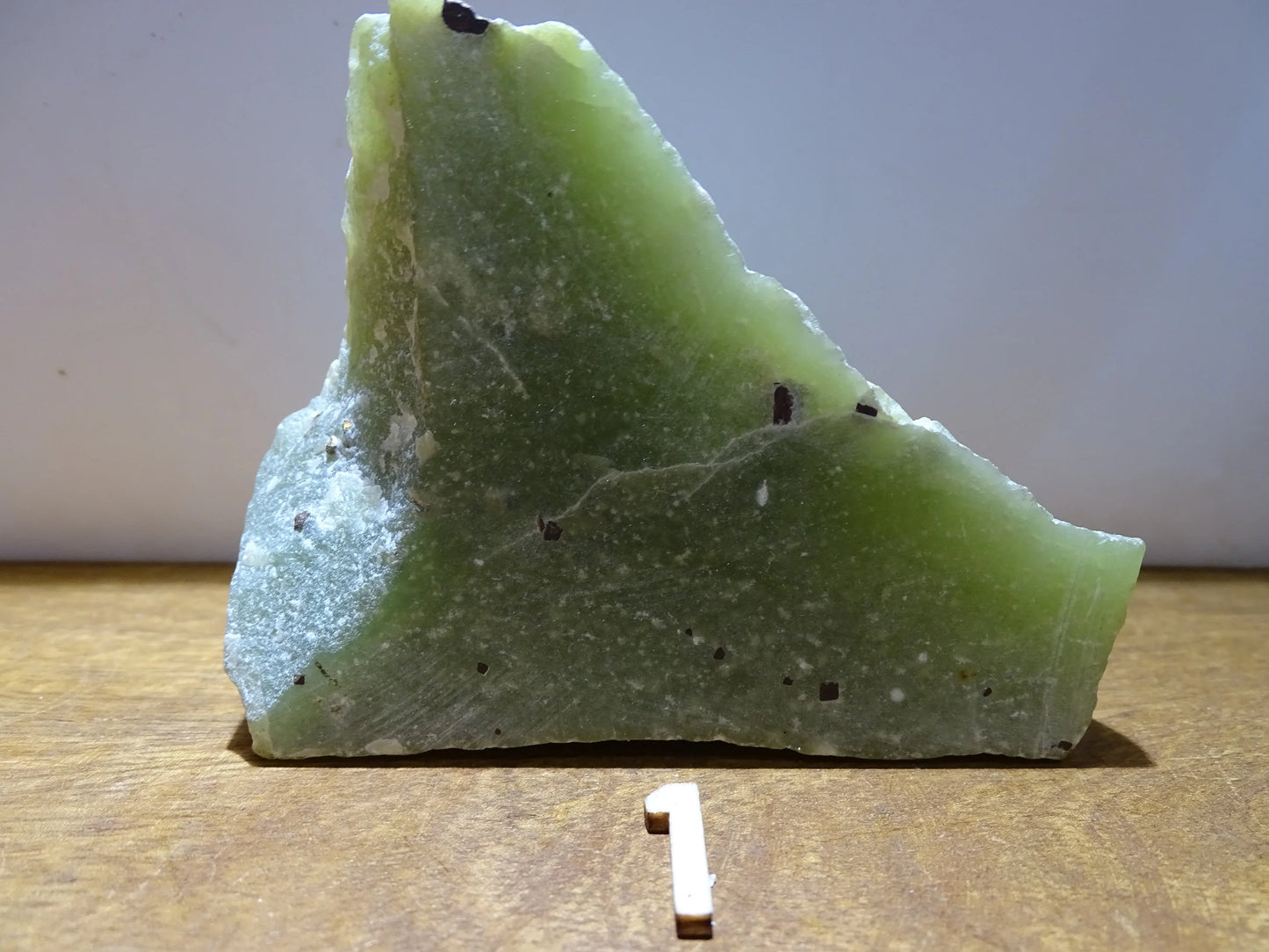 Jade néphrite - Spécimens bruts au choix de 60 à 30 x 50 x 20mm en moyenne - 30 à 50 grammes !