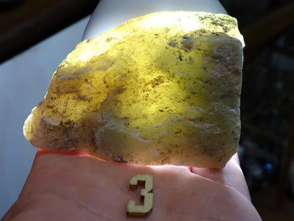 Jade néphrite - Spécimens bruts au choix de 60 à 30 x 50 x 20mm en moyenne - 30 à 50 grammes !