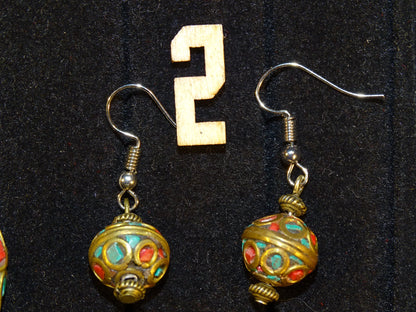 Boucles d'oreilles en perles d'Inde ( corail rouge et turquoise) sur tige en métal. Vendu en finition Argent 0.925, laiton ton argent ou doré, parfait !
