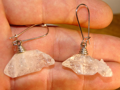 Boucles d'oreilles en cristal de roche 'Herkimer' (rare), cristaux naturels montés sur métal. Vendu en Argent ou en laiton finition argenté ou doré, qualité AA à AAA, parfait !