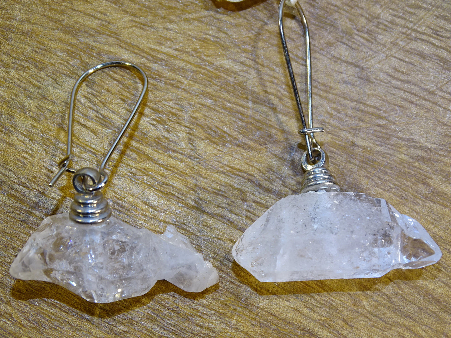 Boucles d'oreilles en cristal de roche 'Herkimer' (rare), cristaux naturels montés sur métal. Vendu en Argent ou en laiton finition argenté ou doré, qualité AA à AAA, parfait !