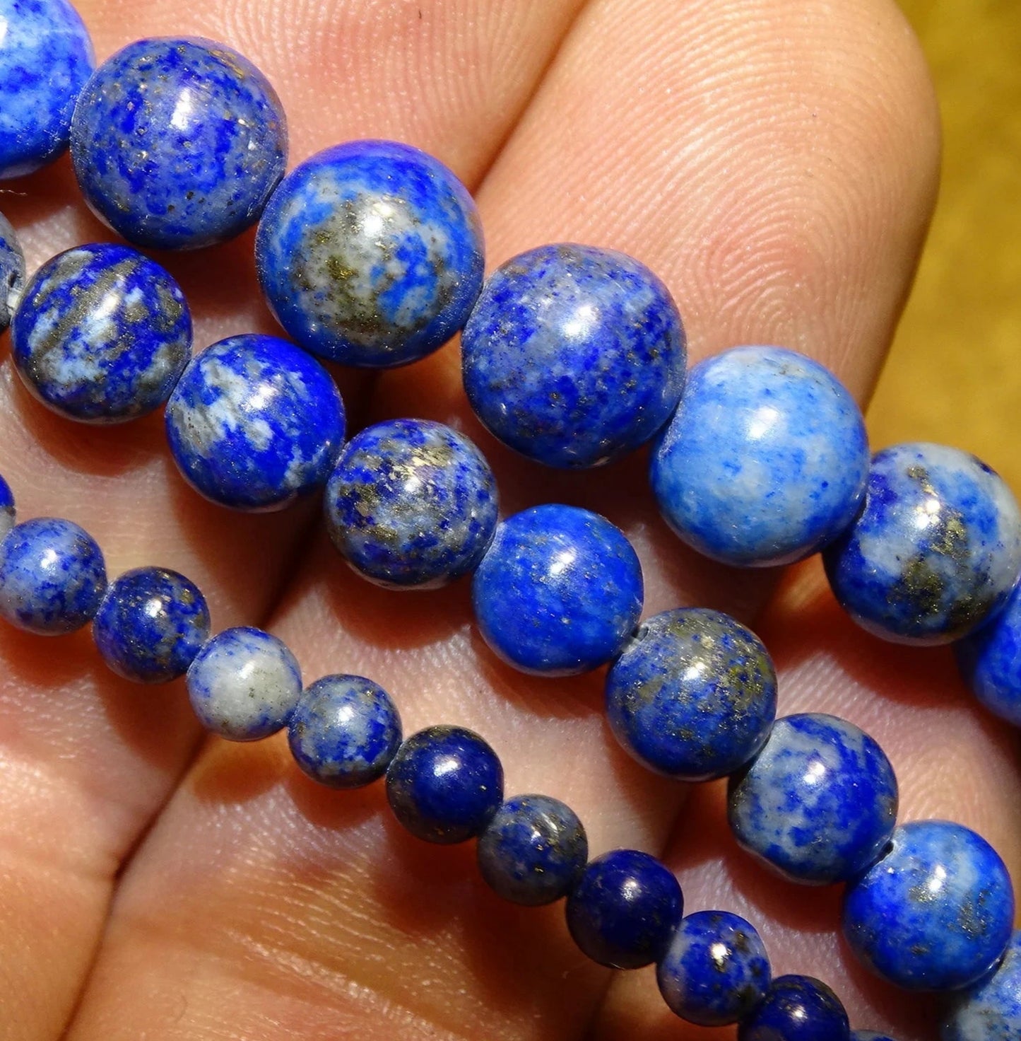 Lapis lazuli, perles rondes de 4, 6, 8 ou 10 mm. Vendu en fil de perle 38/39 cm, en bracelet de 17 à 21cm, en collier de 45 ou sautoir de 60cm. Qualité AA à AAA, superbes perles !