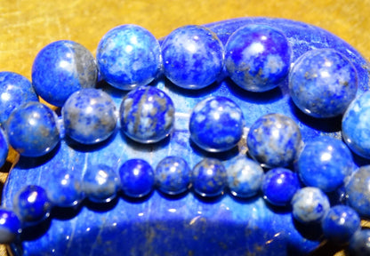 Lapis lazuli, perles rondes de 4, 6, 8 ou 10 mm. Vendu en fil de perle 38/39 cm, en bracelet de 17 à 21cm, en collier de 45 ou sautoir de 60cm. Qualité AA à AAA, superbes perles !