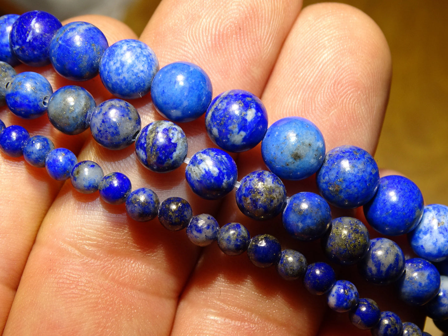 Lapis lazuli, perles rondes de 4, 6, 8 ou 10 mm. Vendu en fil de perle 38/39 cm, en bracelet de 17 à 21cm, en collier de 45 ou sautoir de 60cm. Qualité AA à AAA, superbes perles !