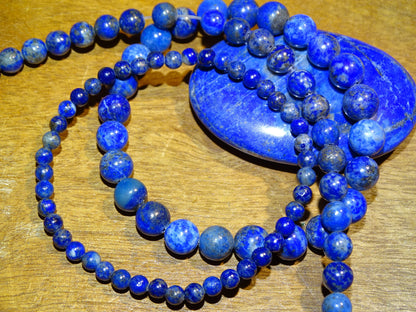 Lapis lazuli, perles rondes de 4, 6, 8 ou 10 mm. Vendu en fil de perle 38/39 cm, en bracelet de 17 à 21cm, en collier de 45 ou sautoir de 60cm. Qualité AA à AAA, superbes perles !
