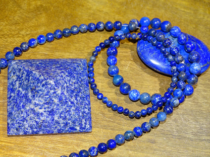 Lapis lazuli, perles rondes de 4, 6, 8 ou 10 mm. Vendu en fil de perle 38/39 cm, en bracelet de 17 à 21cm, en collier de 45 ou sautoir de 60cm. Qualité AA à AAA, superbes perles !